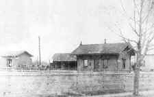 Sta-Central-Islip-c1885.jpg (43635 bytes)